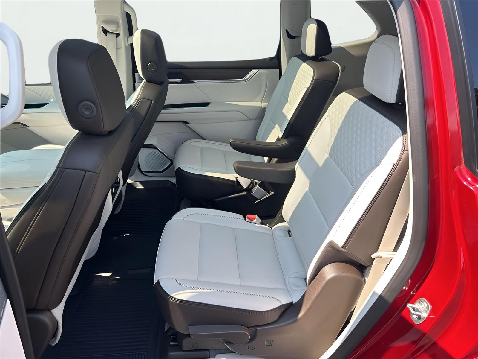 2025 GMC Acadia Denali - Photo 18