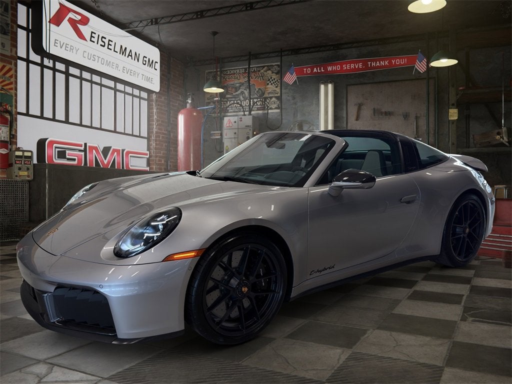 2025 Porsche 911 4 GTS