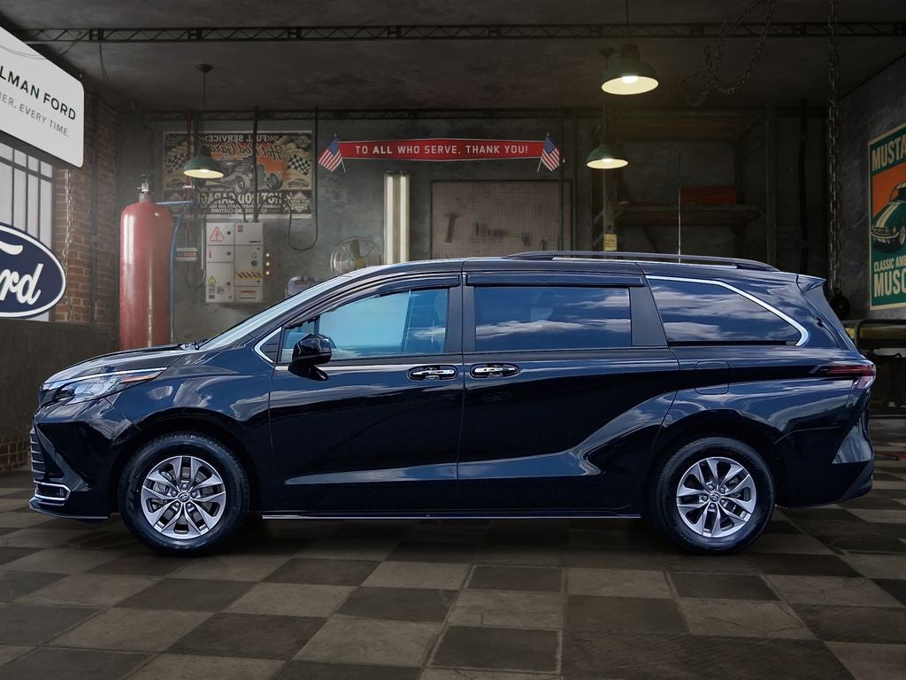 2023 Toyota Sienna XLE 8 Passenger
