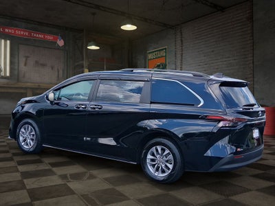 2023 Toyota Sienna XLE 8 Passenger