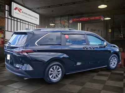 2023 Toyota Sienna XLE 8 Passenger